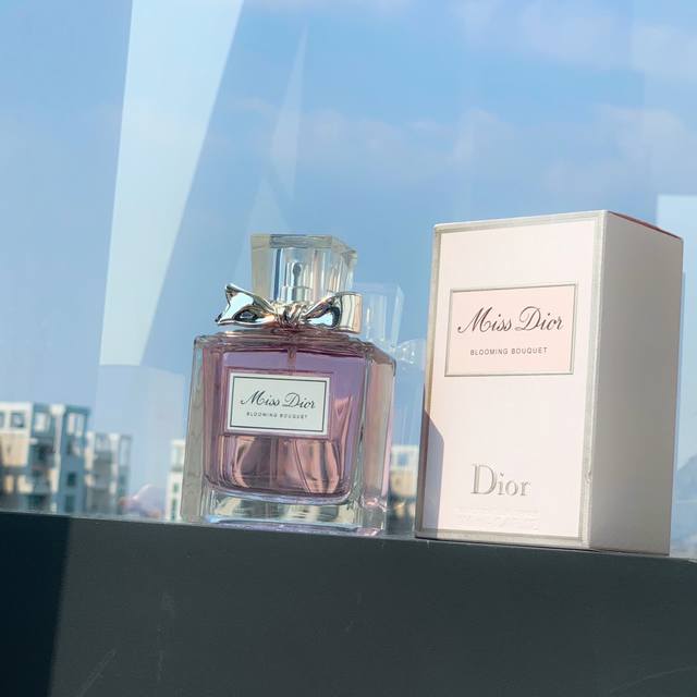 原单品质 Dior.迪奥 花漾甜心淡香水 Ml 前调：西西里柑橘、橙花中调：牡丹、玫瑰尾调：广藿香、白麝香 花漾甜心诞生于2008年 08年到17年改过很多版本