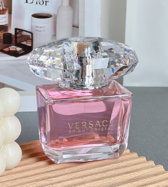 原单品质 女人的梦想 这枚鸽子蛋也太吸睛了吧 Versace 范思哲 晶钻女士香水 规格:90Ml 前调：柚子 石榴 中调：牡丹花 木兰花 荷花 后调：桃花心木