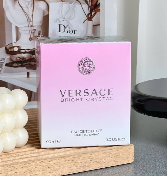 原单品质 香风袭过徒留怦然心动的瞬间 Versace 范思哲 晶钻女士香水 规格:90Ml 有多少人的心动，是从气味开始的？ 第一眼的印象已渐渐模糊 但是只要嗅