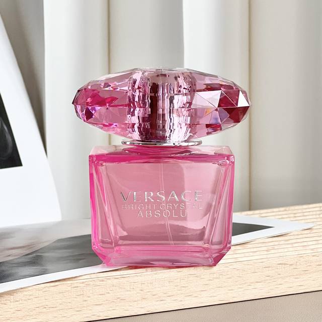 原单品质 范思哲 Versace 臻挚粉钻女士香水 范思哲臻挚粉钻令人悸动的女神香，像是寒冬里带着温柔的光，升级版晶钻 从瓶身到盖子都质感满满，香气风格温柔却不