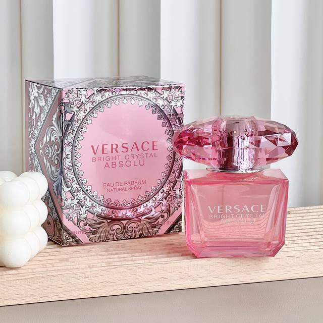 原单品质 Versace 范思哲臻挚粉钻Edp 香调：甜美花果香 调前：柚子、石榴 中调：覆盆子、牡丹、木兰、荷花 后调：琥珀、桃花心木、麝香 范思哲红水晶是被
