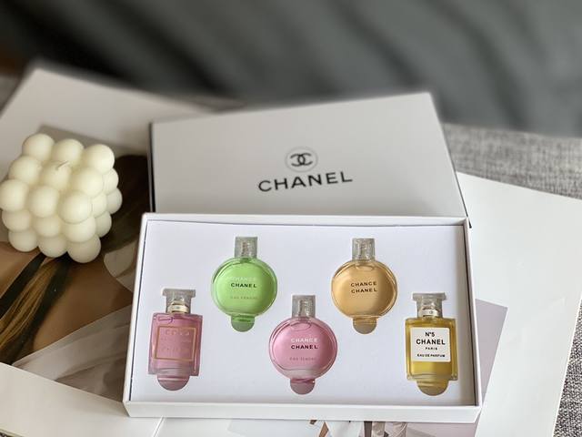 高端品质 Chanel香奈儿五件套Q版白色礼盒，香水小样5件套装中样礼盒 看图片选择你的至愛黄粉绿色邂逅7.5Ml5号经典浓情香水7.5Ml摩登Coco小姐7.