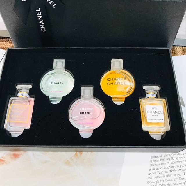 高端品质 Chanel香奈儿五件套Q版黑色礼盒，香水小样5件套装中样礼盒 看图片选择你的至愛黄粉绿色邂逅7.5Ml5号经典浓情香水7.5Ml摩登Coco小姐7.