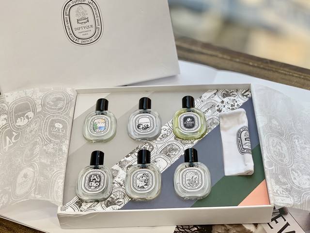 高端品质 Q版蒂普提克六件套香水小样7.5Ml，6件套现货 7.5Ml×6个，配高端礼袋 ，还有便携小布袋，六个味道分别为:檀道，杜桑，影中水，夏日之光，无花果