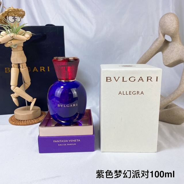 高端品质 宝格丽紫色糖果梦幻派对女士香水 Ml 宝格丽梦幻派对女士香水的香水瓶运用鲜艳色调传达迷人魅力和意式优雅：红色玻璃象征耀眼红宝石，紫色则让人联想到珍贵华