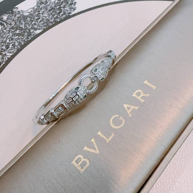 宝格丽手链手镯V金材质。Bvlgari宝格丽 Divas‘ Dream 系列 品相完美，细节无敌，那种独特的色泽完全无可挑剔，再缀以经典指环外形设计，简约之余却