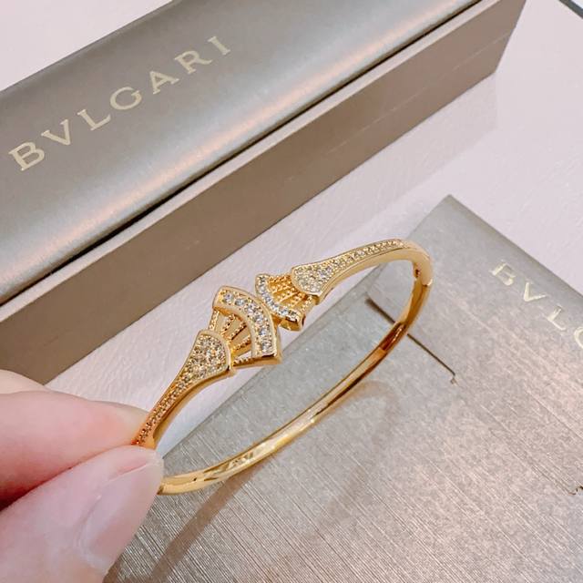 宝格丽手链手镯V金材质。Bvlgari宝格丽 Divas‘ Dream 系列 品相完美，细节无敌，那种独特的色泽完全无可挑剔，再缀以经典指环外形设计，简约之余却