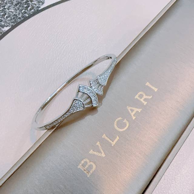 宝格丽手链手镯V金材质。Bvlgari宝格丽 Divas‘ Dream 系列 品相完美，细节无敌，那种独特的色泽完全无可挑剔，再缀以经典指环外形设计，简约之余却