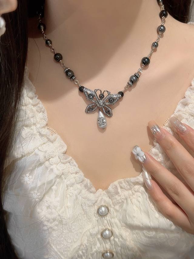 250475 我们出品 Z 10！量大咨询客Fu 香 镂空蝴蝶水滴珍珠手链 25A高级手工坊系列非常重工，最新款全网首发现Huo！先到先得太太太好美啦本季必入爆