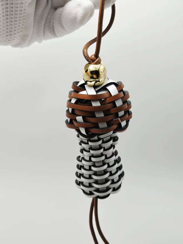 新品 罗意威Loewe 牛皮革挂饰 挂件 搭配牛皮革环带和金色饰面 Anagram pebble.可挂于包包，其萌趣、可爱的造型，让人爱不释手