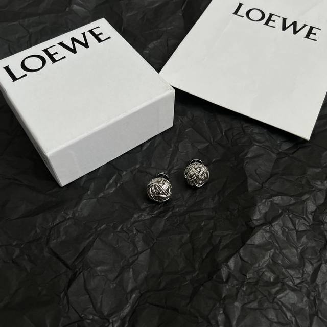L0Ewe 罗意威 耳钉，以及一个带有Loewe雕花菱形扣的圈形搭扣，精致耐看，金属感，一致Zp黄铜材质，细节完美复刻，标配给你们啥标配 这款非常适合日常任何穿