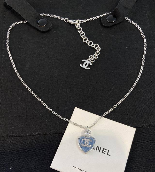 Xx0587 Ch Nel 香 儿 25p蓝 粉水钻爱心项链 长度调节知道这系列美，没想到美的出众可可爱爱的简直萌化了 蓝+银，简直神仙搭配呀，非常有夏天的氛围