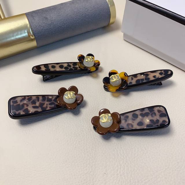 chanel小香 Chanel发夹 醋酸豹纹太阳花压夹边夹日常精致小单品 气质百搭小仙女必入单品 宝藏款 闭眼入推荐款 一对