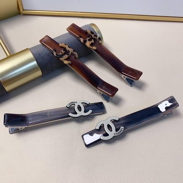 chanel小香 Chanel发夹 醋酸压夹边夹日常精致小单品 气质百搭小仙女必入单品 宝藏款 闭眼入推荐款 一对