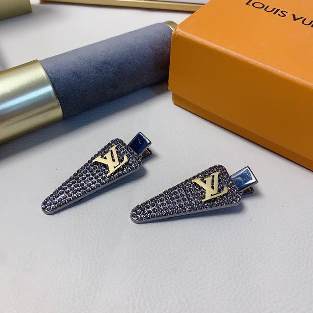lv路易威登 驴牌发夹 满钻钛钢Logo压夹边夹日常精致小单品 气质百搭小仙女必入单品 宝藏款 闭眼入推荐款 一对