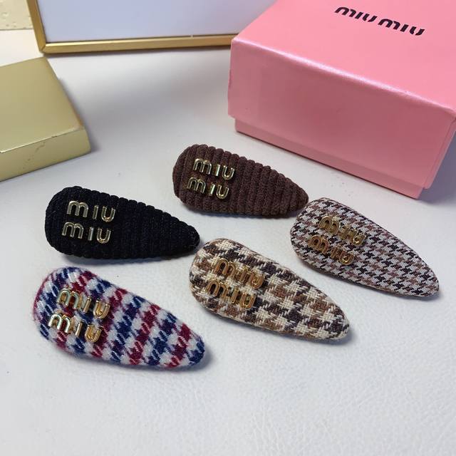 miumiu缪缪 Miumiu发夹 早秋新款字母发夹压夹气质百搭小仙女必入单品 宝藏款 闭眼入推荐款 单个