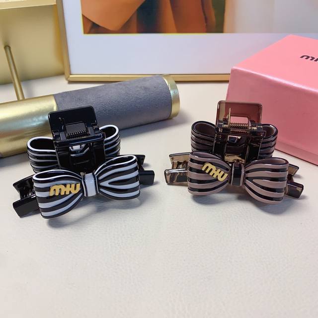 miumiu缪缪 Miumiu抓夹 醋酸条纹蝴蝶结抓夹气质百搭日常精致小单品 小仙女必入单品 宝藏款 闭眼入推荐款 单个