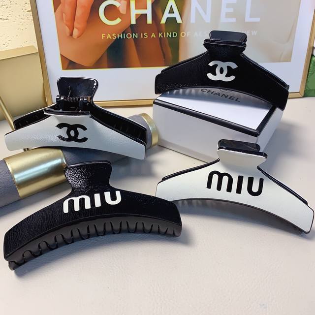 chanel小香 Miumiu缪缪 皮革Logo抓夹气质百搭日常精致小单品 小仙女必入单品 宝藏款 闭眼入推荐款 单个 配发箍盒