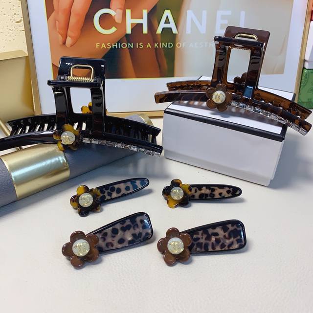 chanel小香 Chanel抓夹 醋酸太阳花抓夹气质百搭日常精致小单品 小仙女必入单品 宝藏款 闭眼入推荐款 单个 配发箍盒