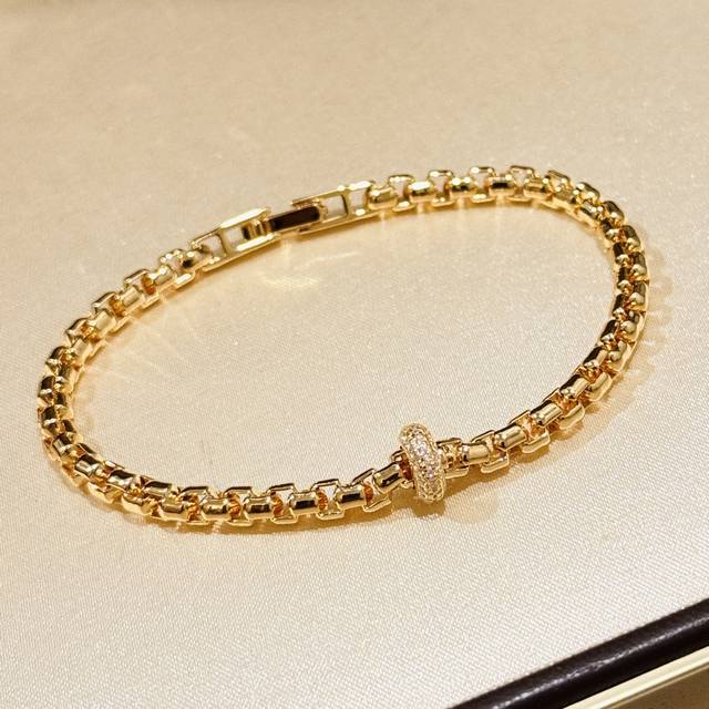 A5980 猛吹的Ins风～又飒又酷的金属风 意大利百年珠宝 葡萄藤链条 玫瑰金钻石手链 年轻时尚又兼具着珠宝感。这种风格从国外吹向国内，在真金真钻定制的圈子里