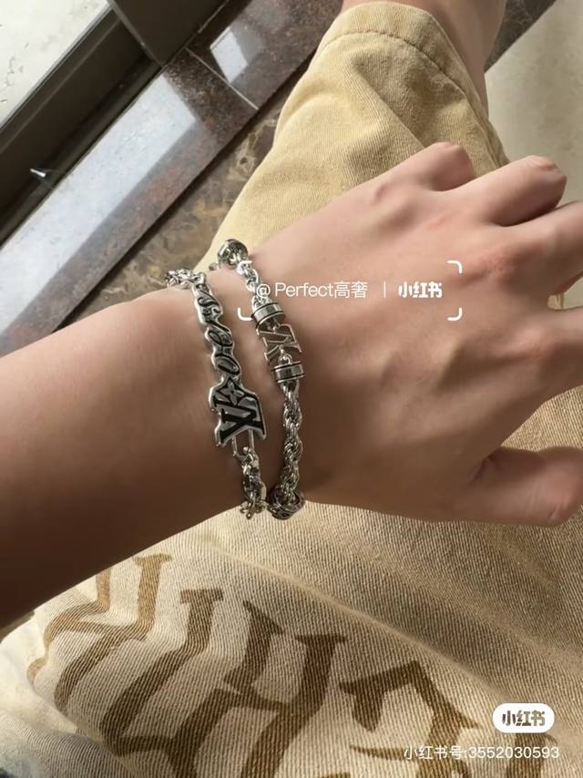 Lv 手链Louis Vuitton 路易威登专柜一致材质 火爆款出货 设计独特 复古前卫 男神、美女必备。