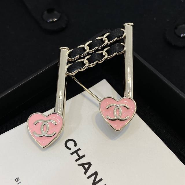 Xz0738 Ch Nel香 粉色爱心音符胸针 24手工坊系列全网首发老规矩先买先得 这一季的大爆款少女心爆棚！踩在心尖尖上的音符设计太太太爱啦美到犯规超级精致
