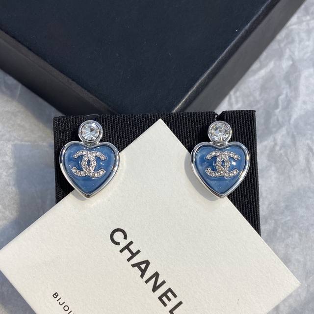 Xe0453 Chan L 蓝色粉色爱心双C耳钉 订制树脂容易报废，凡是涉及到订制树脂的，都不好做，做报废N批，巨重工，Zp全部被抢光了，Zp跟我们家出品一样的