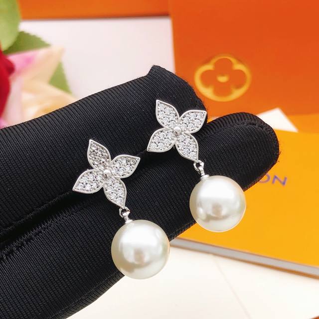 编号Led0265 Lv*最新款银色梅花吊珍珠耳钉 一致Zp黄铜材质