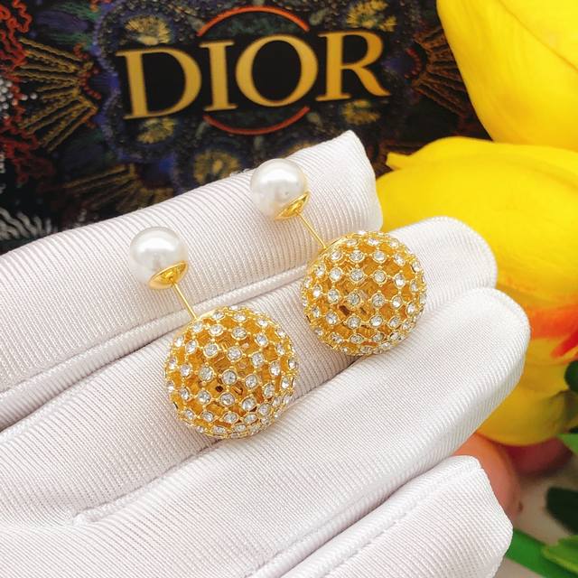 编号Ded0585 Dior 新款Cd圆形大小镶钻镂空耳钉 复古风格时尚造型设计很漂亮专柜材质 专柜新款上市 美得不要不要的 唯美 浪漫 人手必备款 火爆小红书