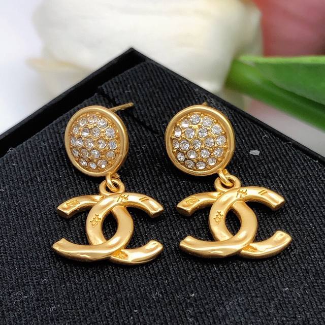 编号Xed0413 Chanel 原单新品 小香双C镶钻耳钉 高端品质，专柜1:1开模，专柜原版同黄铜材质！高级925银针防过敏处理，Cnc工艺，细节无可挑剔，
