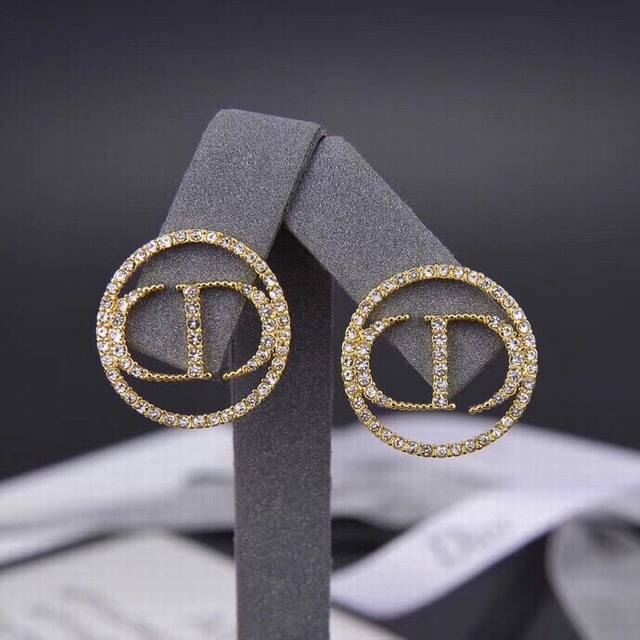 Dior 迪奥 圆圈Cd耳钉 潮流正品。高端定制一比一复刻 专柜一致黄铜材质搭配925纯银针。