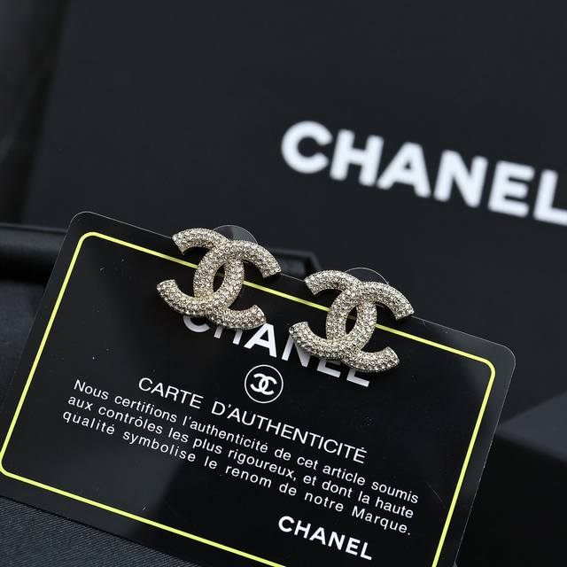 Chanel满钻双C耳钉 戴上美到心巴上的耳钉来了 心仪的款难免少不了经典双C 真的很美~怎么搭配都百搭