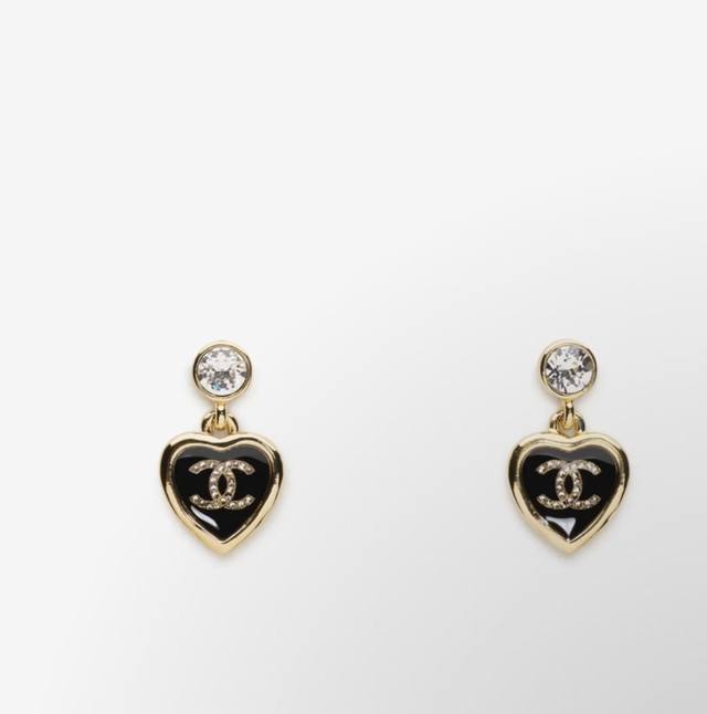 Chanel 25B新款黑金珐琅爱心耳钉 复古感满满，经典黑金配色， 双C里还藏有闪闪的钻钻 超级百搭，万年经典款