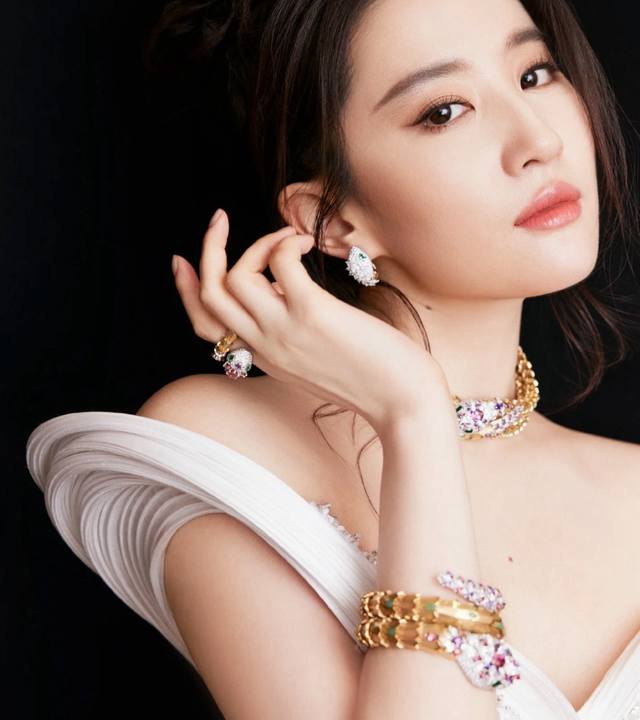实价 亚金材质 宝格丽红钻公主蛇手镯，时尚高级精品 奢侈品蛇升级版Bvlgari 火爆进口工艺高碳钻，内圈完美 镂空、网底 真金电镀、形态栩栩如生，原版复刻