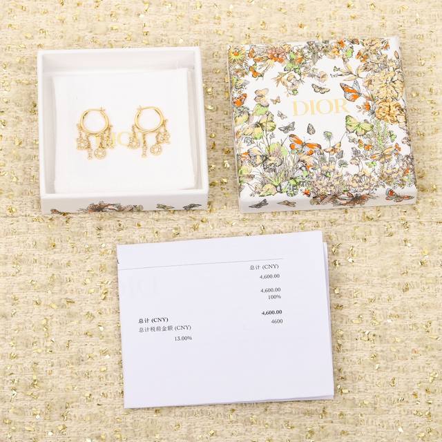 210484 我们出品 Zp5980，量大咨询客Fu D24最新款字母耳圈 天呐，这简直就是一模一样好吧，而且，我越来越觉得自己做货的要求有点变态了，全部采用施