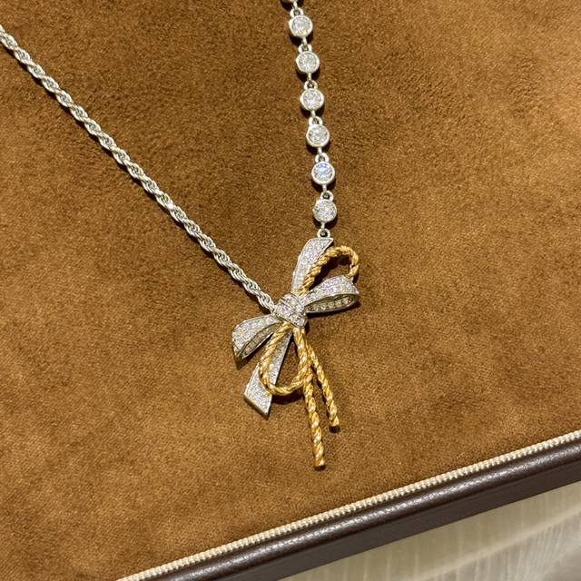 A1367 尚美巴黎 如意结系列 蝴蝶结 不对称 双色项链 市面最高品质 超精工打造 方钻拼接蛇骨链 独特设计理念 精选德国进口 S925纯银材质分色电镀厚金