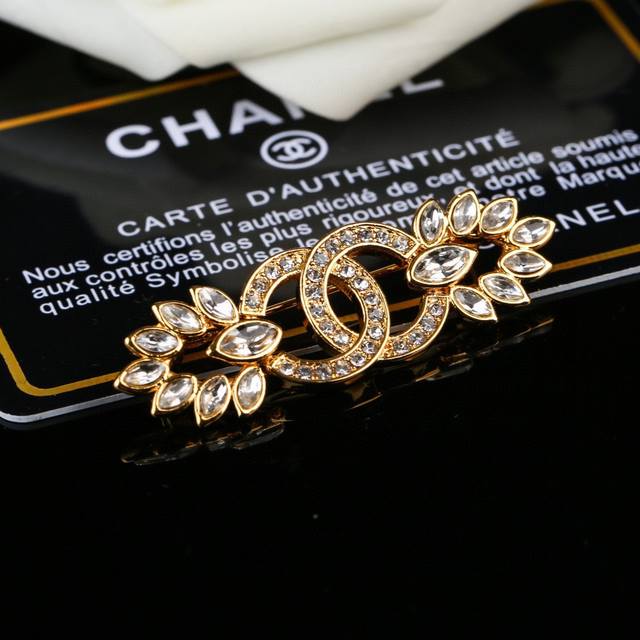 小香 Chanel 秋冬系列 钻石 双C胸针 别有心机设计的一款 超级完美 时髦元素添加