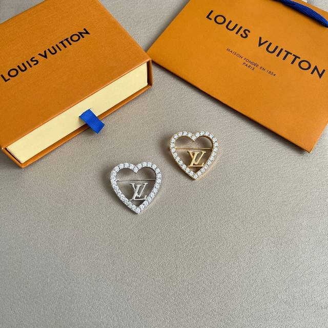 新款Lv 胸针原版制作、高版本 厚金电镀每一个细节媲美专柜正品，业内仅此一家全世界专柜自购正品打版，这样才能把首饰打造得这么用心完美。随意出入海关与专柜无压力放