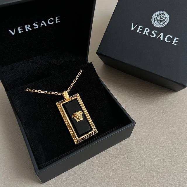 Versace 范思哲 项链 品牌标志是神话中的蛇发女妖美杜莎 Medusa ，代表着致命的吸引力。来自意大利的奢侈品牌范思哲创造了一个独特的时尚帝国，代表着一