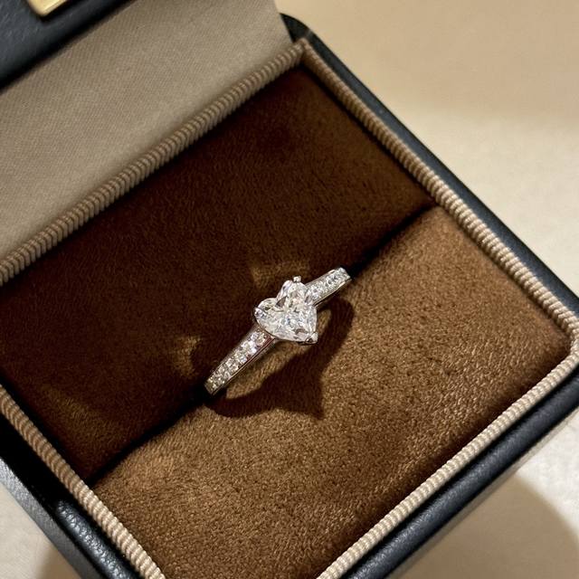 A6646 T家 经典婚戒 两克拉 爱心钻石 双排钻戒指 Bling Bling 闪耀 优雅个性美丽 时尚款怎么戴怎么美奢侈精致 爆款 678码数齐 电镀厚金