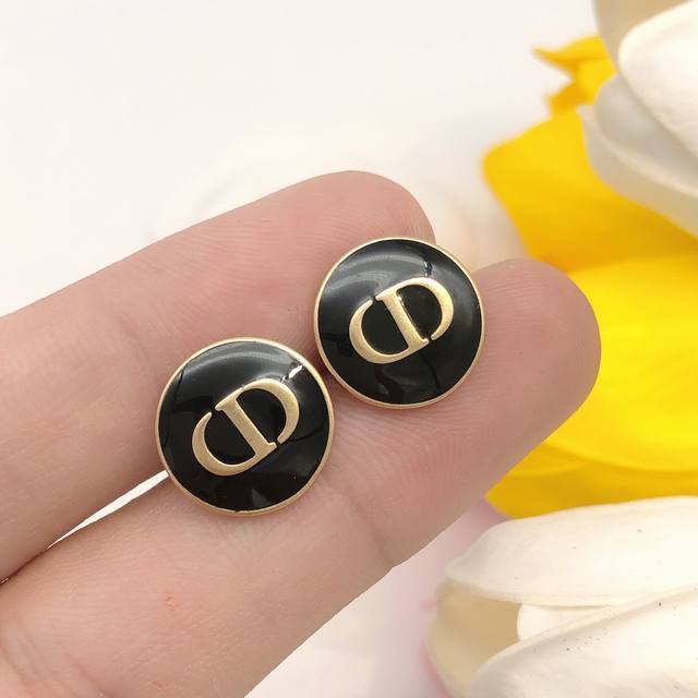 编号Ded0092 迪奥Dior 原单新品 圆形Cd滴油耳钉高端品质，专柜1:1开模，专柜原版同黄铜材质！高级925银针防过敏处理，Cnc精雕刻，细节无可挑剔，