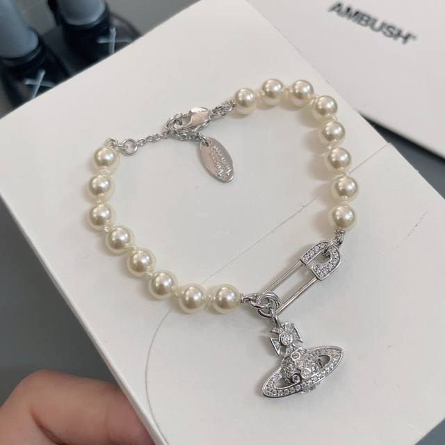 高品质 细节如图 别针星球珍珠手链 宝宝，什么是快乐星球，来，这就是快乐星球！绝美土星珍珠套装！项重磅推荐，一定要整套入，闭眼入准没错！纯粹王冠球是经典的象征，