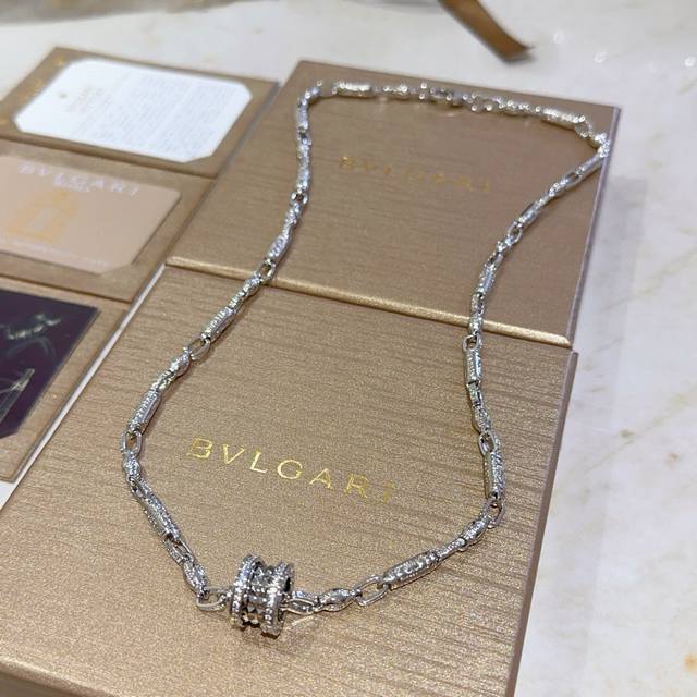 宝格丽项链V金材质。Bvlgari宝格丽 Divas‘ Dream 系列 品相完美，细节无敌，那种独特的色泽完全无可挑剔，再缀以经典指环外形设计，简约之余却又优