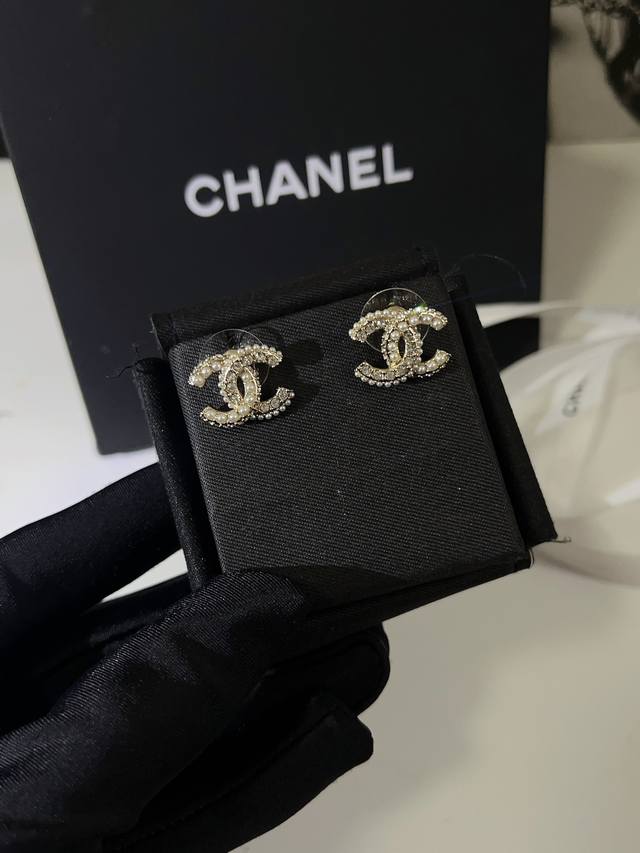 Chanel ～香奈儿 22B经典款珍珠水钻双C耳钉绝美设计，,颗颗水钻Blingbing，十分甜美百搭，秀气又精致日常配戴率极高，经典呈现
