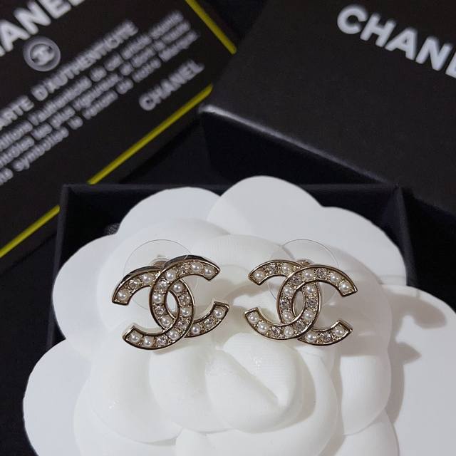 Chanel 香奈儿 珍珠水钻拼接双C耳钉 绝美设计，,颗颗水钻Blingbing， 十分甜美百搭，极尽温柔，经典呈现