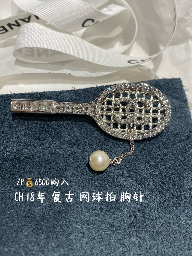 编号Xxz0005 Ch*Nel 吉他胸针 网球拍人手必备的发圈 没有之一这款发圈非常精工 山茶花双C镶钻色泽还是发绳部分 都无可挑剔 无论是 长发 中长发 它
