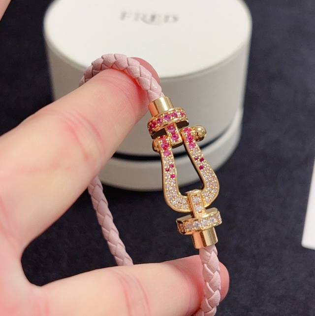 新款Fred费雷德渐变彩色钻少女粉真皮粉皮绳手链手镯手绳高端定制 独家首发 顶级性价比很高 带Logo精钢保色撞款几率几乎没有 炒鸡好看百搭 简单Nice 男女