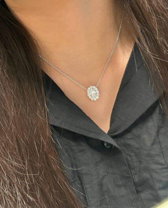 彩宝： 925市场最精工 进口定制 白钻椭圆项链，很小巧的锁骨链 适合娇小的女生 很适合送礼 这款做工超好超精致 每道工序都是车工技术 ，好货请珍惜。