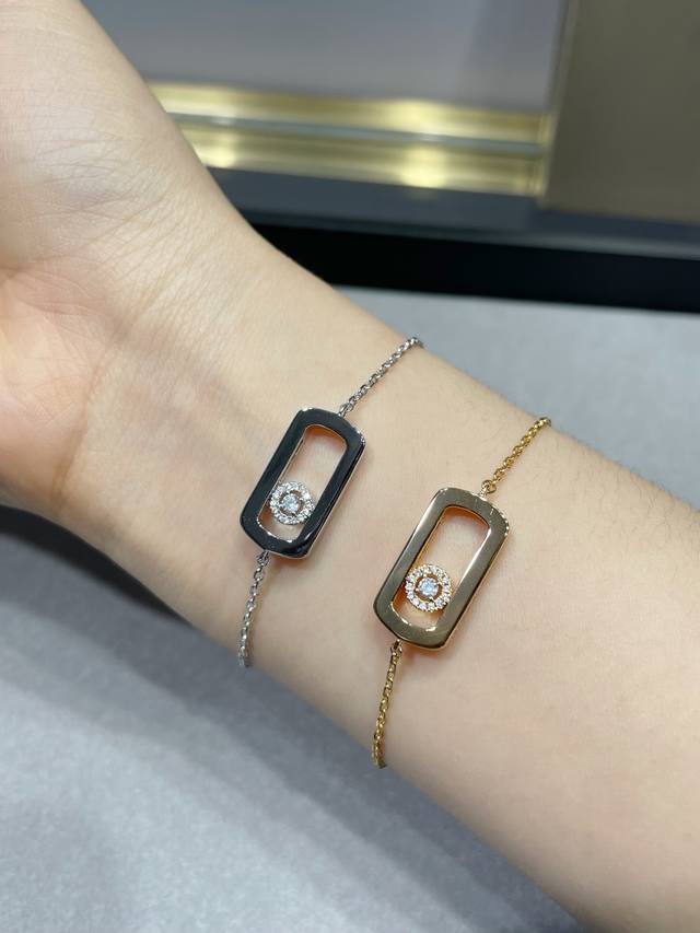 V金镀咪金 梅西卡大号光金灵动手链，最经典的Move系列，有着很美好的寓意，代表着“无论过去，今天亦或未来，爱永远都在”。