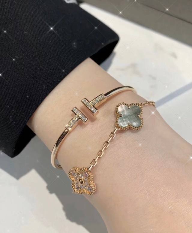我们出品 Z批两万四，吊打市面任何金货跟银货可定制真金真钻版 跟足Z批版开发的 Tiff Ny灭世版双T戴钻手镯电镀0.5咪 堪称最最最完美的版本。几个大点跟大